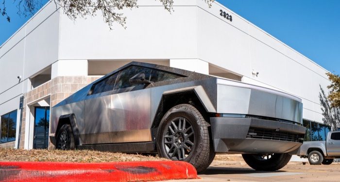 Elon Musk urges Tesla employees to ‘hang on’ to their shares