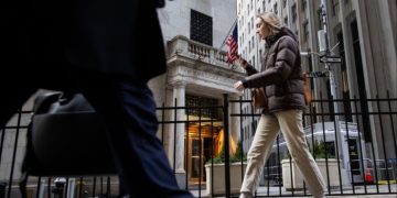 Global stocks fall as Wall Street heads for further declines