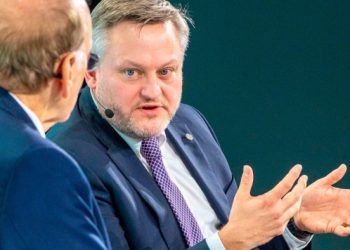 BP chief paid £2.4mn less last year after failure to meet targets