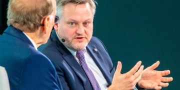 BP chief paid £2.4mn less last year after failure to meet targets