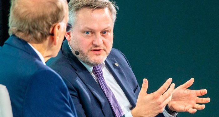 BP chief paid £2.4mn less last year after failure to meet targets