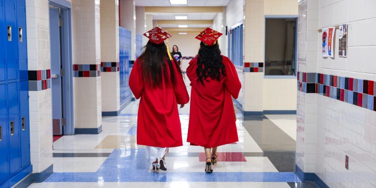 Incoming college freshmen may owe $40K in student debt by graduation