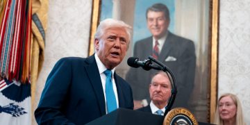 Trump Offers a Private Dinner to Top 220 Investors in His Memecoin