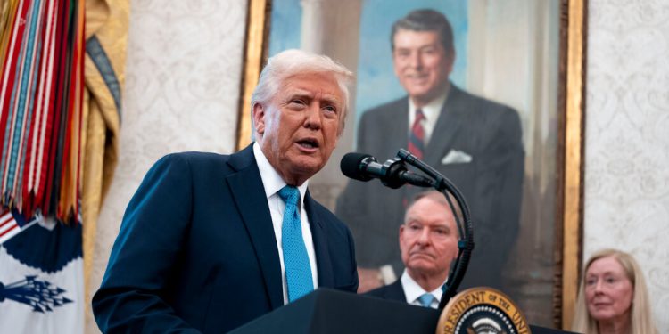 Trump Offers a Private Dinner to Top 220 Investors in His Memecoin