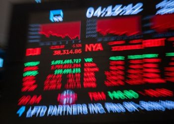 US stock futures tumble as officials offer no respite from tariffs