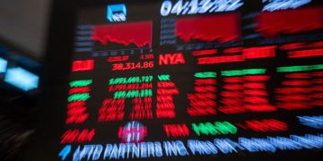 US stock futures tumble as officials offer no respite from tariffs