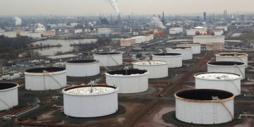 Elliott Management steps up proxy campaign against refiner Phillips 66