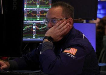 US stocks dragged down by weak earnings as economy stumbles