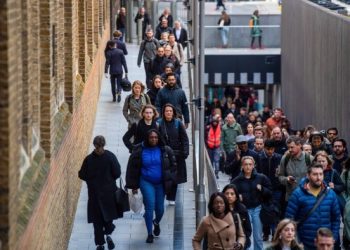 UK jobs market weakens as economy faces tariff hit