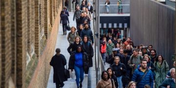 UK jobs market weakens as economy faces tariff hit