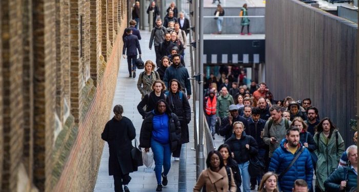 UK jobs market weakens as economy faces tariff hit