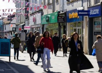 British retail sales unexpectedly rose 0.4% in March