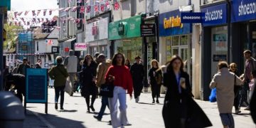 British retail sales unexpectedly rose 0.4% in March