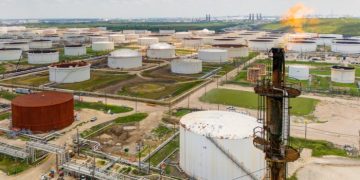 Oil drops further as fears of global recession rise
