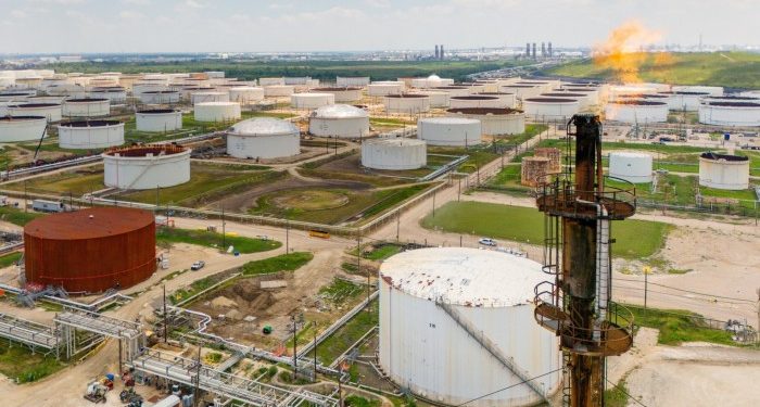 Oil drops further as fears of global recession rise