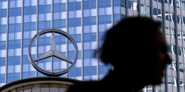 Mercedes-Benz and Stellantis pull profit guidance over tariff uncertainty