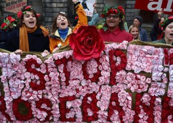 Greenpeace raises threat of new legal challenge to UK oil and gasfields