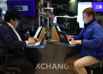 Wall Street stocks end turbulent week with late rally