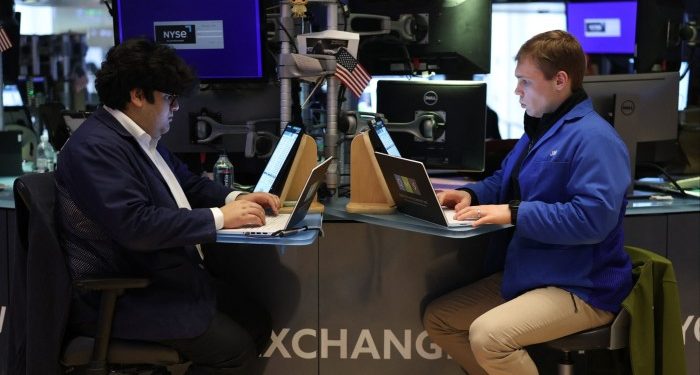 Wall Street stocks end turbulent week with late rally