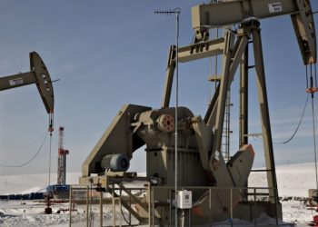 Oil price plunge puts US shale production in peril