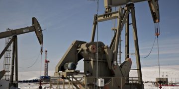 Oil price plunge puts US shale production in peril