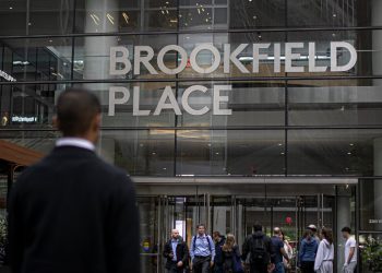 Musk-Tied Investor Clashes With One of World’s Biggest Asset Managers