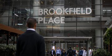 Musk-Tied Investor Clashes With One of World’s Biggest Asset Managers