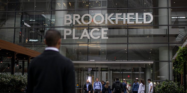 Musk-Tied Investor Clashes With One of World’s Biggest Asset Managers