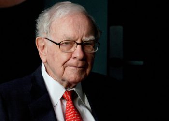 Warren Buffett Plans to Step Down as Berkshire Hathaway CEO by End of 2025