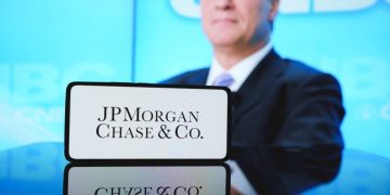 Jamie Dimon Says Trump’s Tariffs Were ‘Too Aggressive,’ Warns US Risks Going It Alone Without Measured Trade Strategy – JPMorgan Chase (NYSE:JPM)