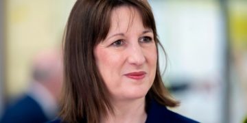 UK unveils ‘backstop’ plan to force pension funds to invest in private assets