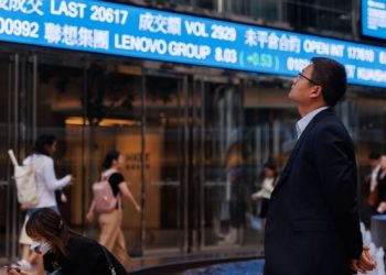Hong Kong stocks outperform mainland China by most since 2008