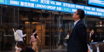 Hong Kong stocks outperform mainland China by most since 2008