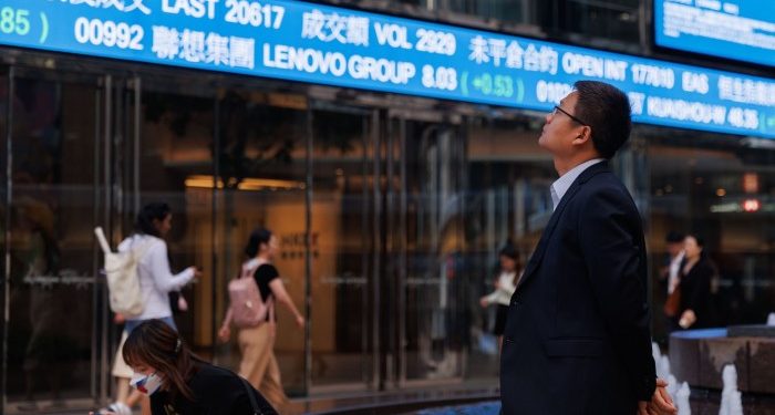 Hong Kong stocks outperform mainland China by most since 2008