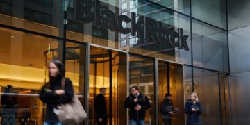 BlackRock orders managing directors back to the office five days a week
