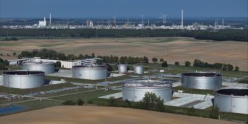 EU to set 2027 deadline for severing energy contracts with Russia