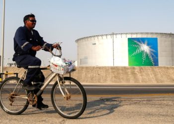 Saudi Aramco cuts its dividend by $10bn