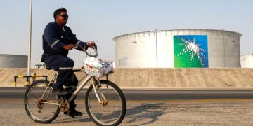 Saudi Aramco cuts its dividend by $10bn