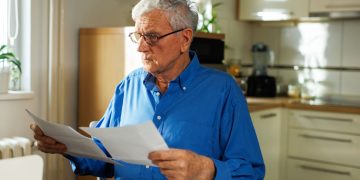 Average 401(k) balances fall due to market volatility, Fidelity says