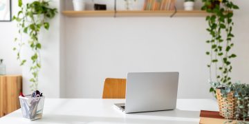 How I Use Pinterest To Get Blog Traffic and Make a Full-Time Income