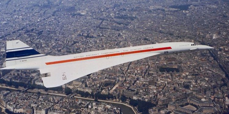 Trump signs executive order lifting ban on supersonic civil flights over land