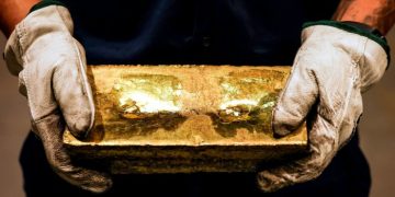 Central banks plan to boost gold reserves and trim dollar holdings