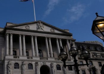 UK pay growth cools as job market weakens