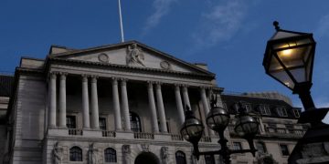 UK pay growth cools as job market weakens