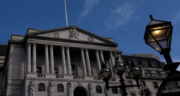 UK pay growth cools as job market weakens