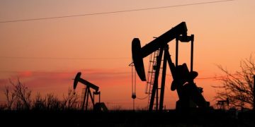 Fossil fuel spending to fall for first time since pandemic