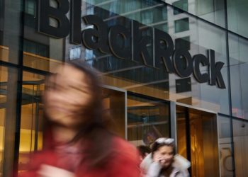 BlackRock sets $400bn fundraising target to take on private capital giants