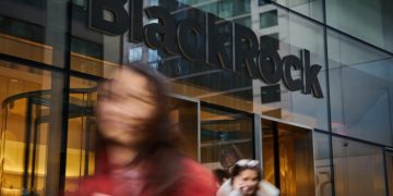 BlackRock sets $400bn fundraising target to take on private capital giants