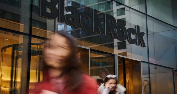 BlackRock sets $400bn fundraising target to take on private capital giants