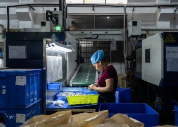 China’s manufacturing activity shrinks for third straight month